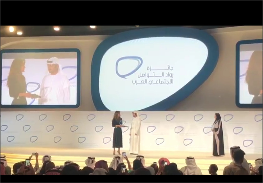 مكتوم بن محمد يسلّم الجوائز للفائزين بجائزة رواد التواصل الاجتماعي العرب