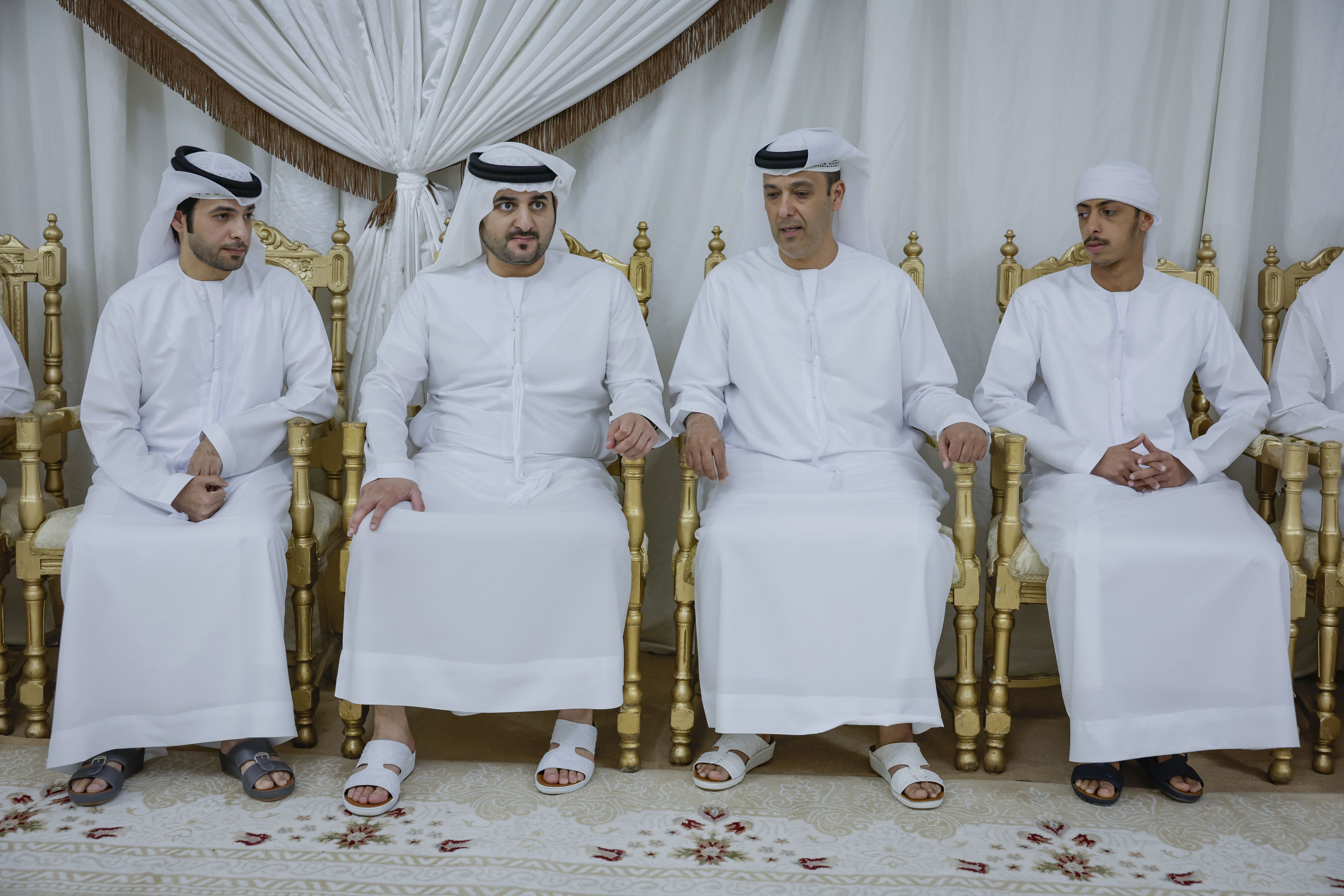 مكتوم بن محمد يقدم واجب العزاء في والد فيصل بن سليطين