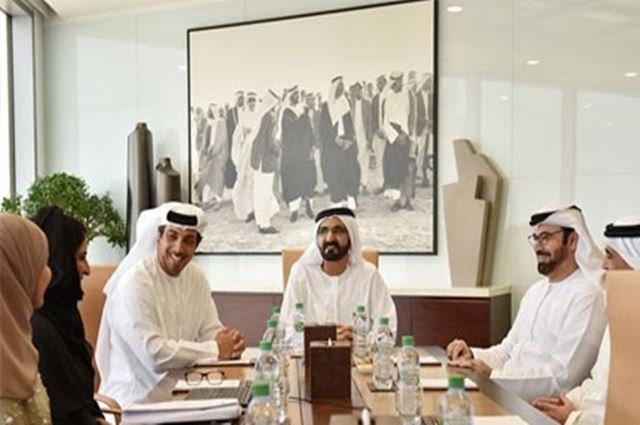 محمد بن راشد يكرم الفائزة بجائزة الامارات للمعلم المبتكر