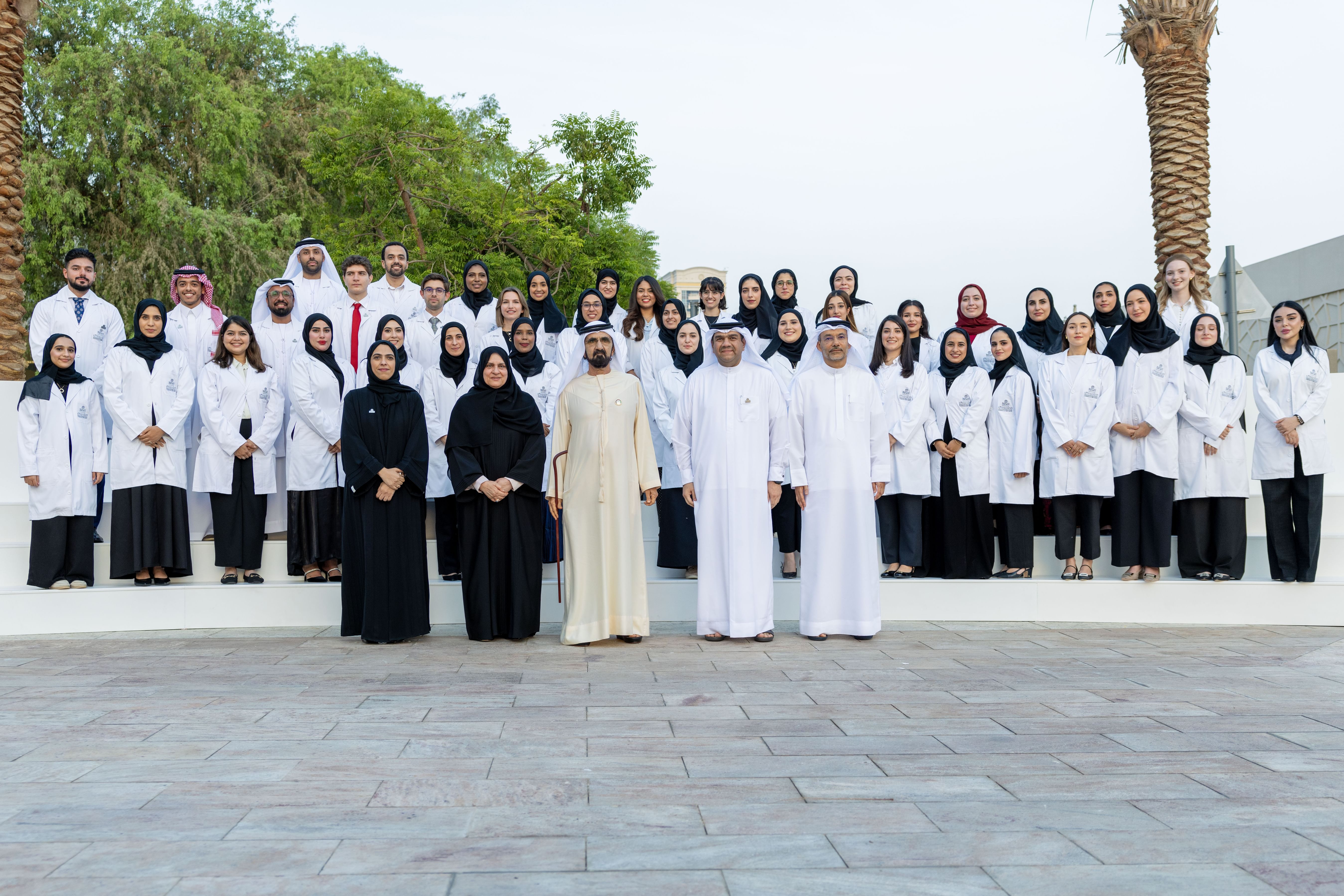 محمد بن راشد يلتقي أوائل خريجي جامعة محمد بن راشد للطب والعلوم الصحية