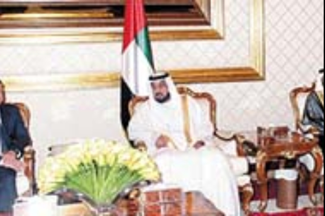 خليفة يتلقى التهاني بالعيد الوطني من محمد بن راشد والحكام وأولياء العهود ونواب الحكام  