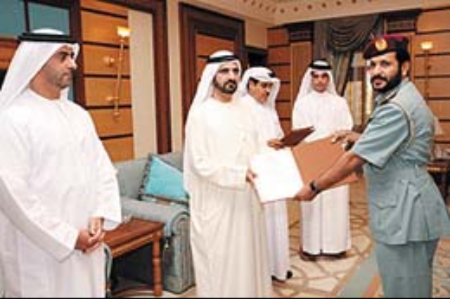 محمد بن راشد يسلم شهادات الايزو لمديري إدارات الجنسية والإقامة بالدولة 