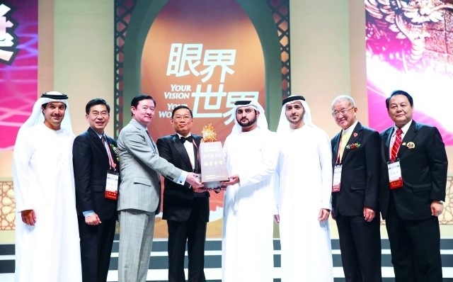 محمد بن راشد يتفقد معرضي القوارب و"ويتكس" 