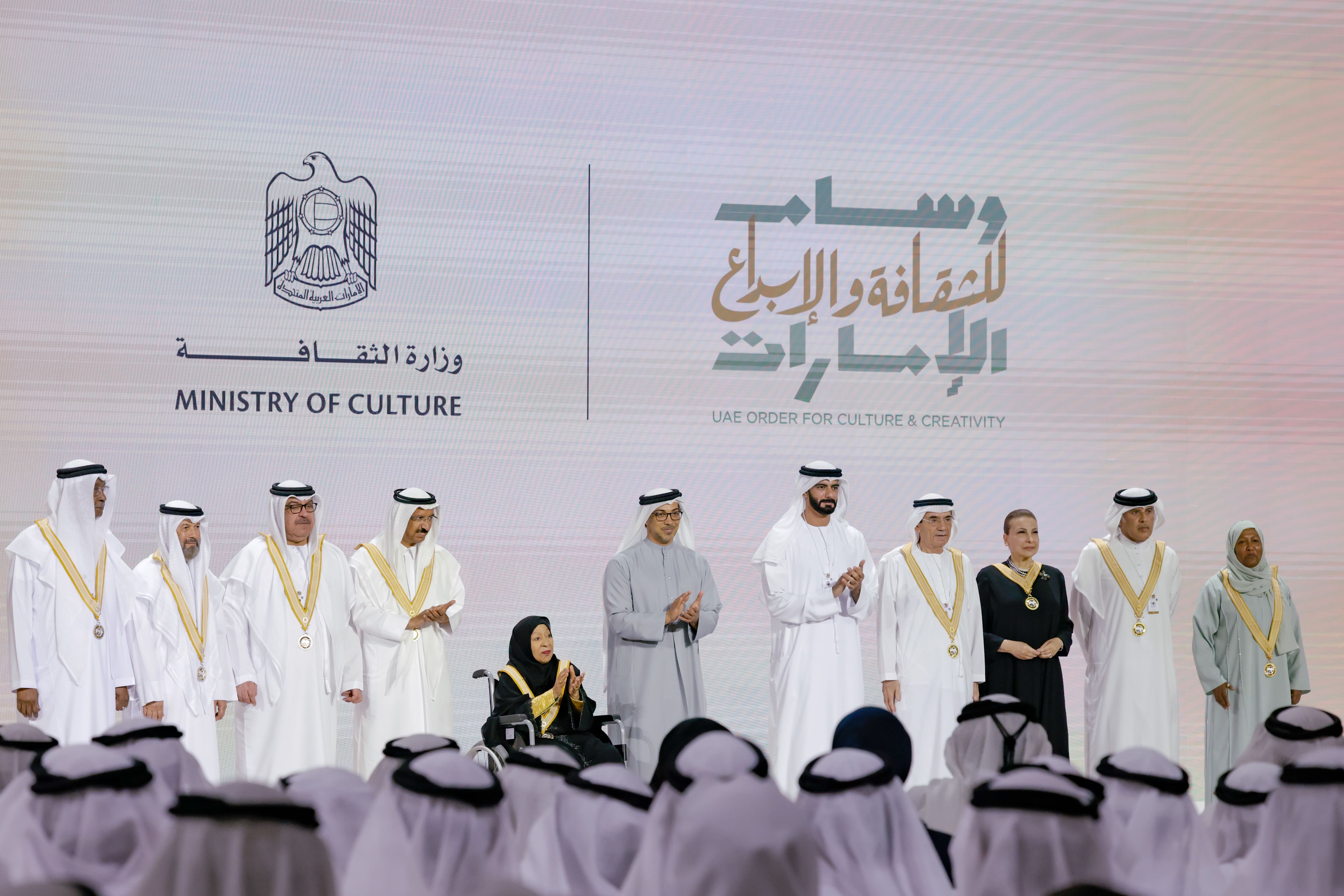 بحضور محمد بن راشد… منصور بن زايد يكرّم الفائزين بوسام الإمارات الثقافة والإبداع