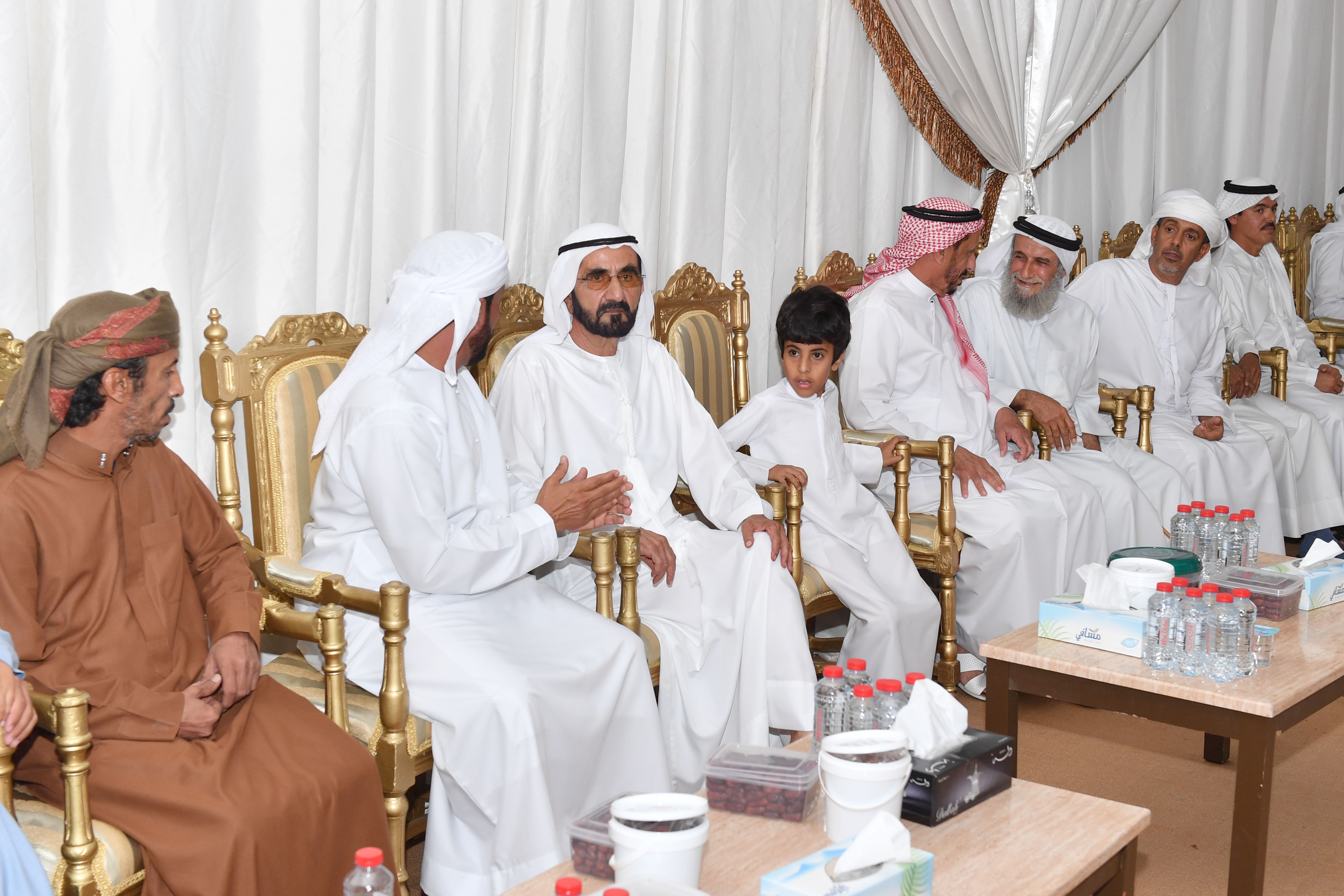 محمد بن راشد يعزّي في وفاة علي الكتبي