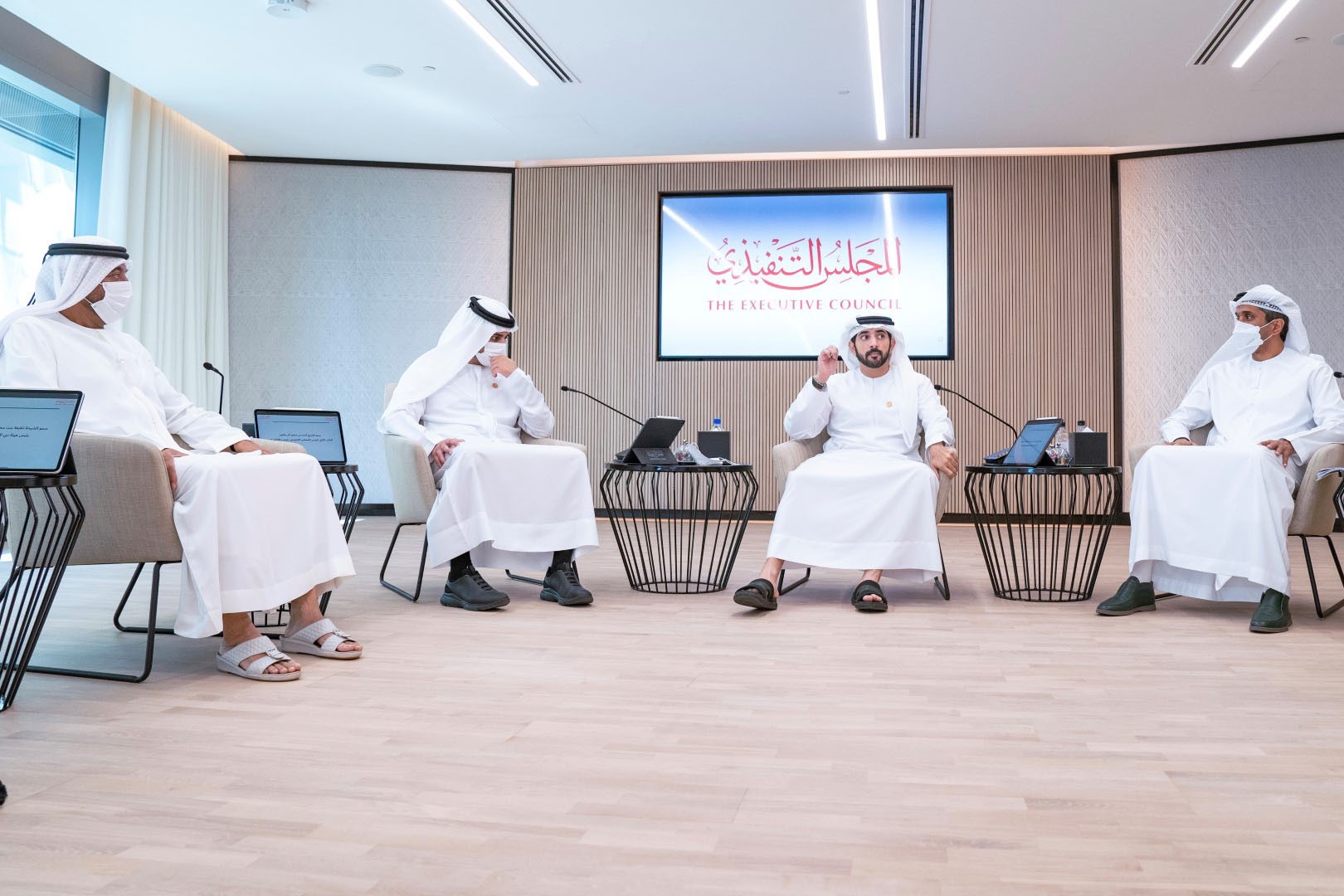 برئاسة حمدان بن محمد وحضور مكتوم بن محمد .. المجلس التنفيذي يعتمد سياسة المسؤولية المجتمعية للشركات الخاصة