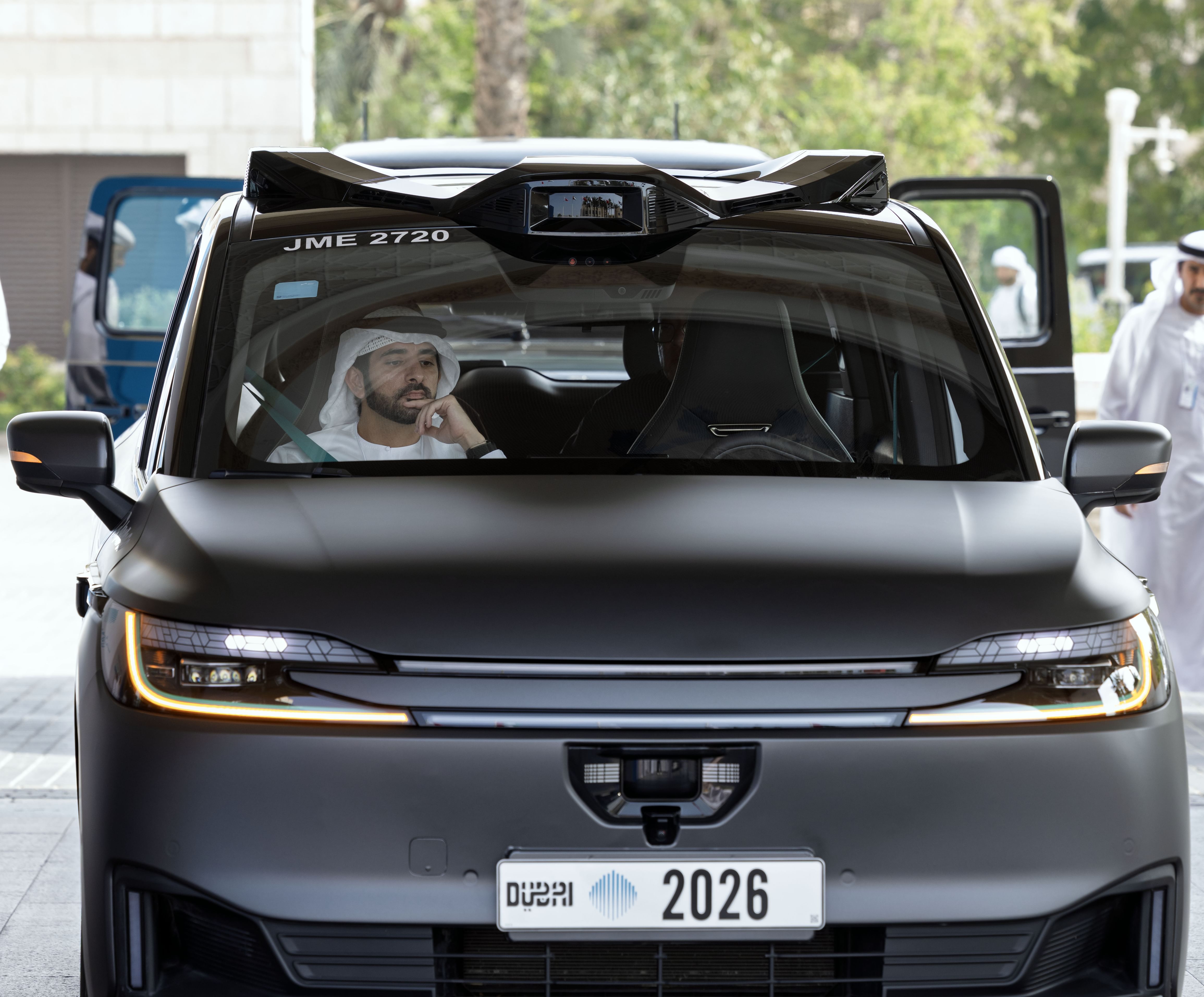 حمدان بن محمد يدشن التشغيل الرسمي لخدمة مركبات الأجرة ذاتية القيادة دون سائق في دبي