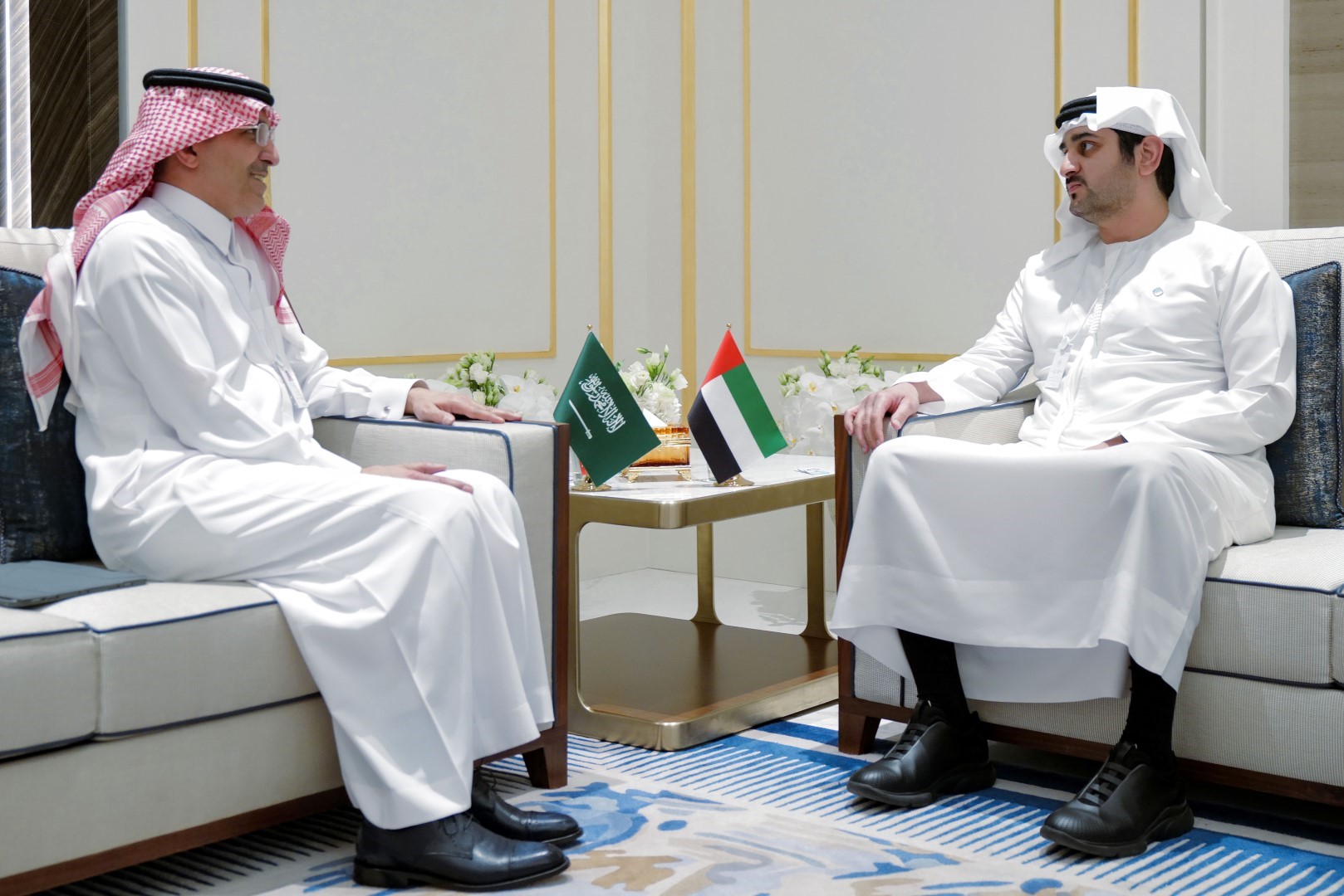 مكتوم بن محمد يستقبل وزير المالية السعودي في إكسبو 2020 دبي