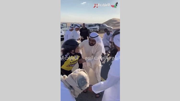 محمد بن راشد يساعد مواطنة تعرضت لإصابة في سباق دراجات 