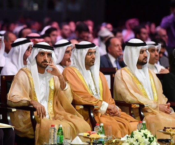 حمدان بن محمد يرافقه مكتوم بن محمد يشهد افتتاح أعمال الدورة الثالثة للقمة العالمية للاقتصاد الإسلامي في دبي