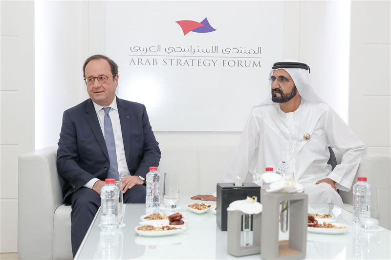 محمد بن راشد يستقبل فرانسوا هولاند على هامش المنتدى الاستراتيجي العربي