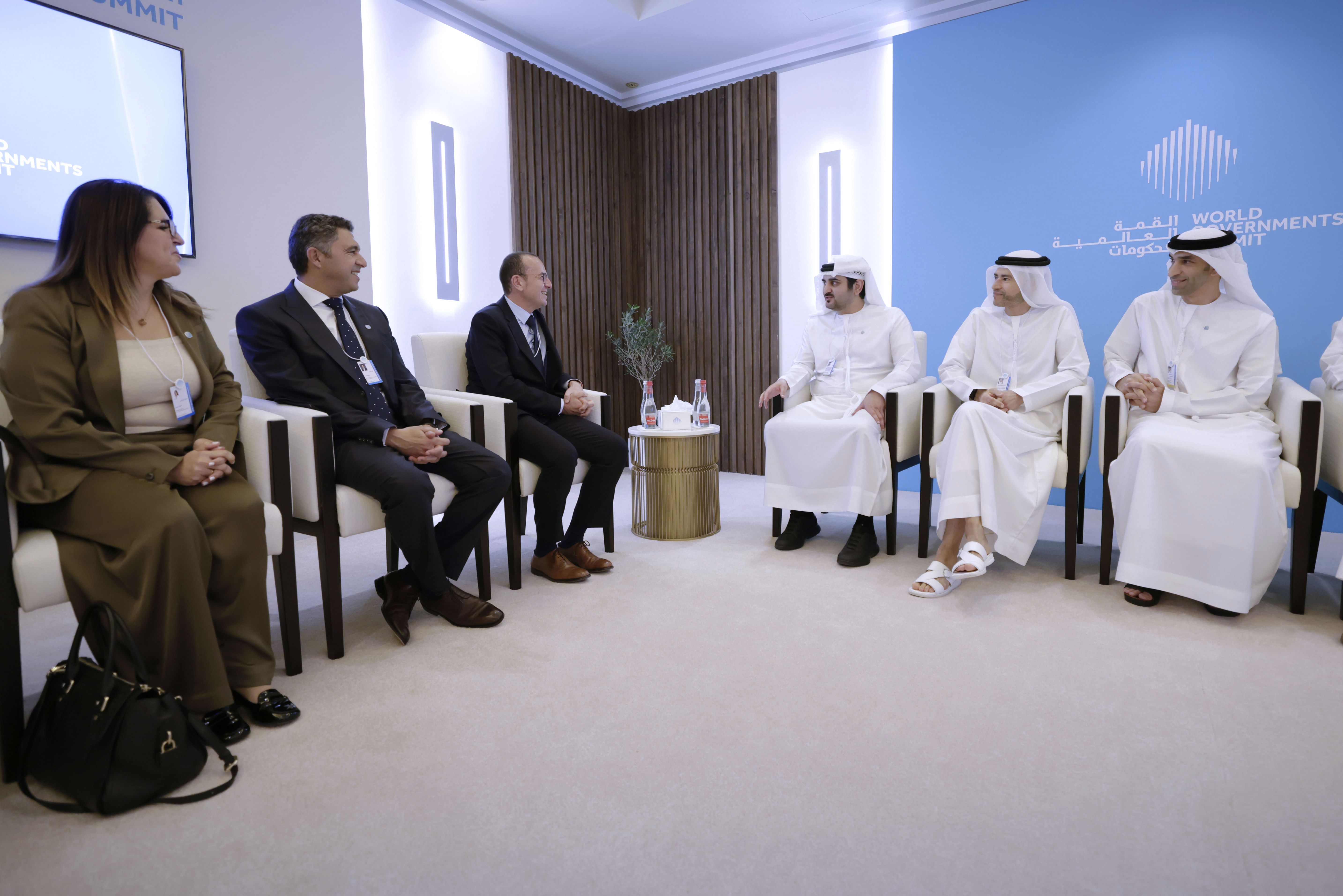 Maktoum bin Mohammed meets with CEO of Schneider Electric
