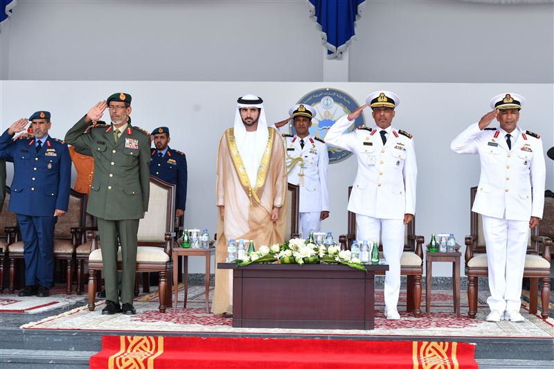 حمدان بن محمد يشهد تخريج الدفعة الـ 17 في كلية راشد بن سعيد البحرية