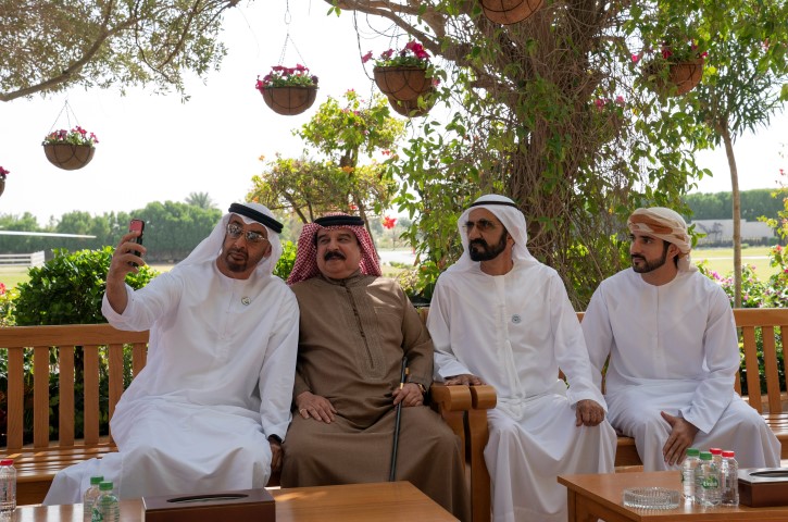محمد بن راشد ومحمد بن زايد يستقبلان ملك البحرين