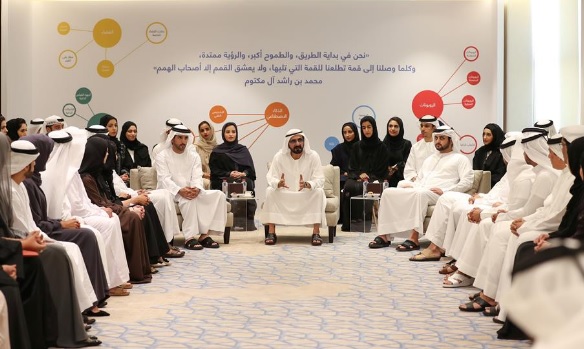 محمد بن راشد يترأس جلسة عصف ذهني مع فريق عمله 