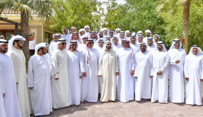 محمد بن راشد يلتقي أبناء القبائل المشاركين في المهرجان السنوي لسباقات الهجن العربية الأصيلة