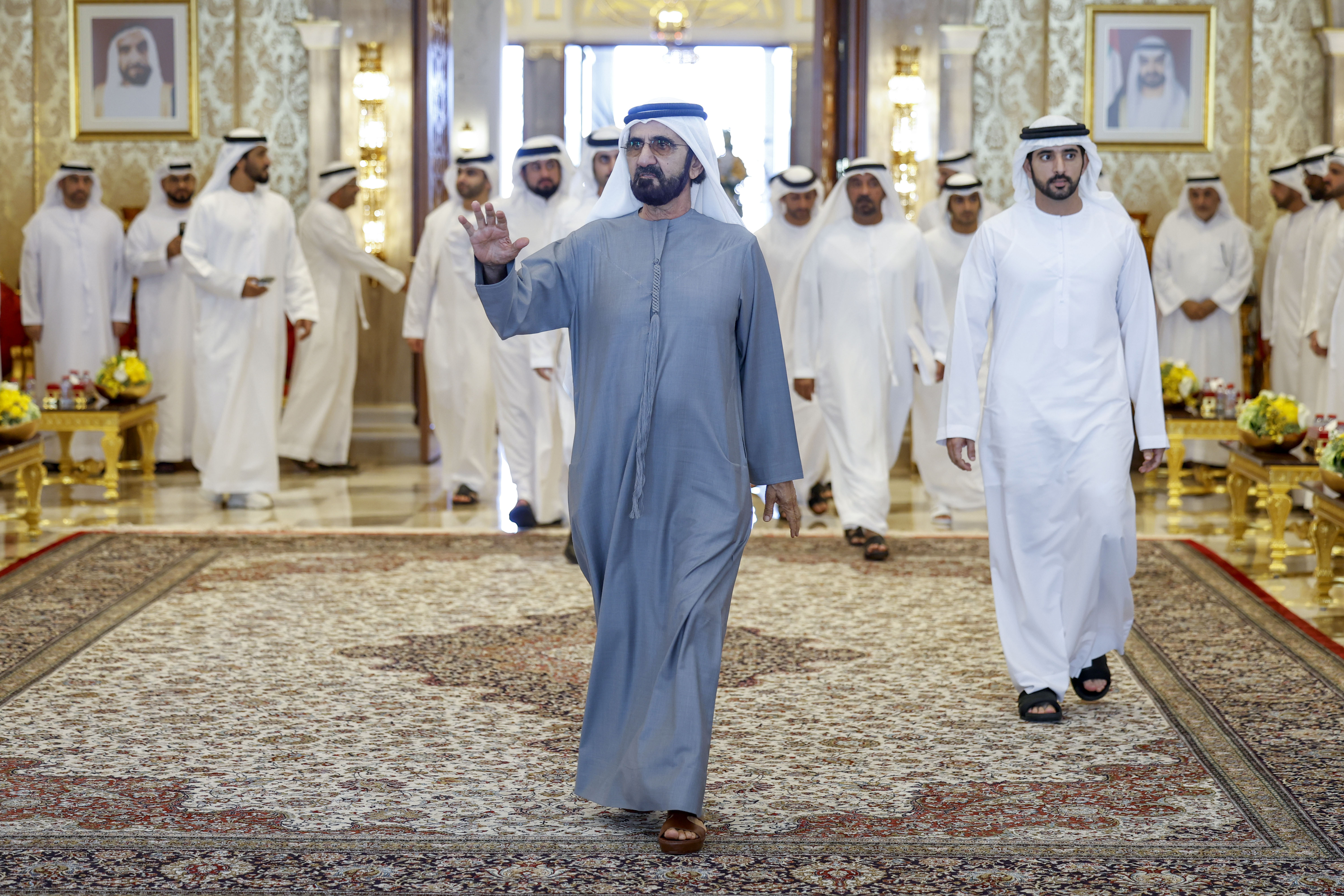 خلال لقاء سموه أعيان البلاد ومسؤولي الدوائر الحكومية في دبي .. محمد بن راشد: عمليات التطوير والتحديث لا تتوقف وهدفها في المقام الأول خدمة الوطن وتحقيق مصلحة المواطن 