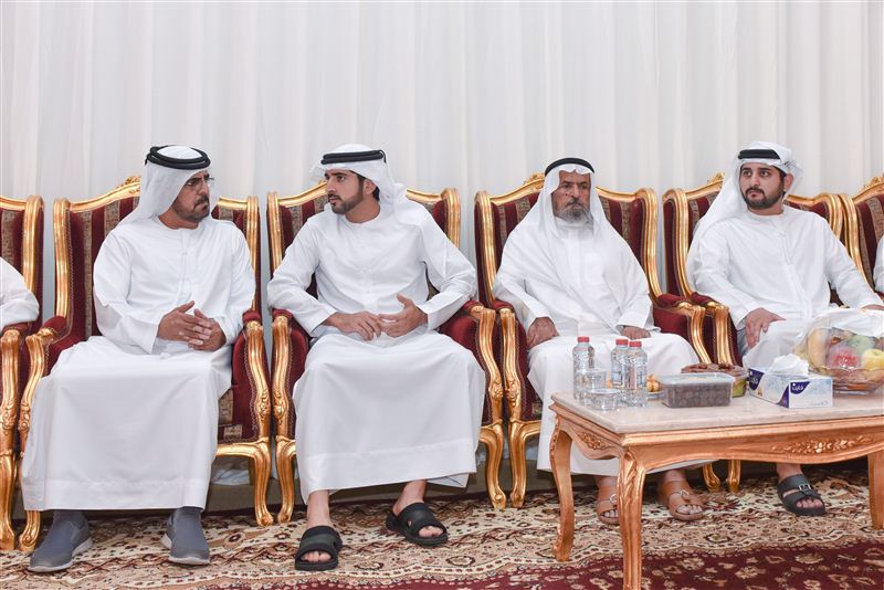 حمدان بن محمد يقدم واجب العزاء في وفاة عبيد حميد المهيري