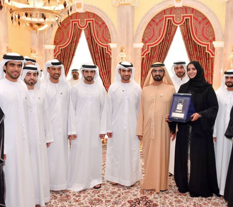 محمد بن راشد يتسلم وسام المعلوماتية من "دبي الذكية"