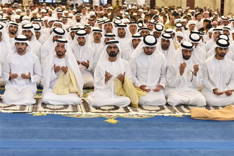 محمد بن راشد يؤدي صلاة عيد الأضحى بمسجد الشيخ راشد في زعبيل