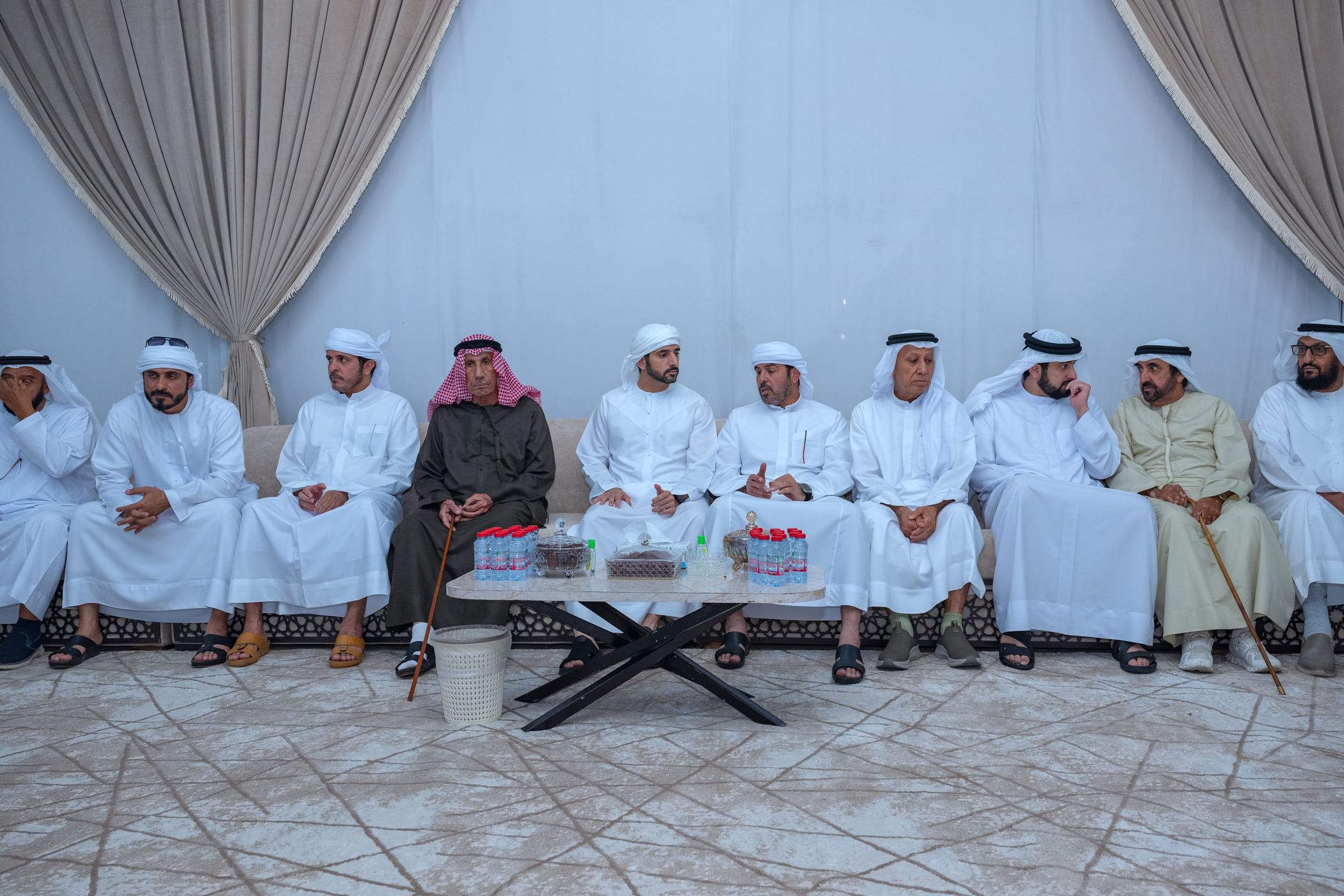 حمدان بن محمد وأحمد بن محمد يقدمان واجب العزاء في وفاة حسين الأحبابي