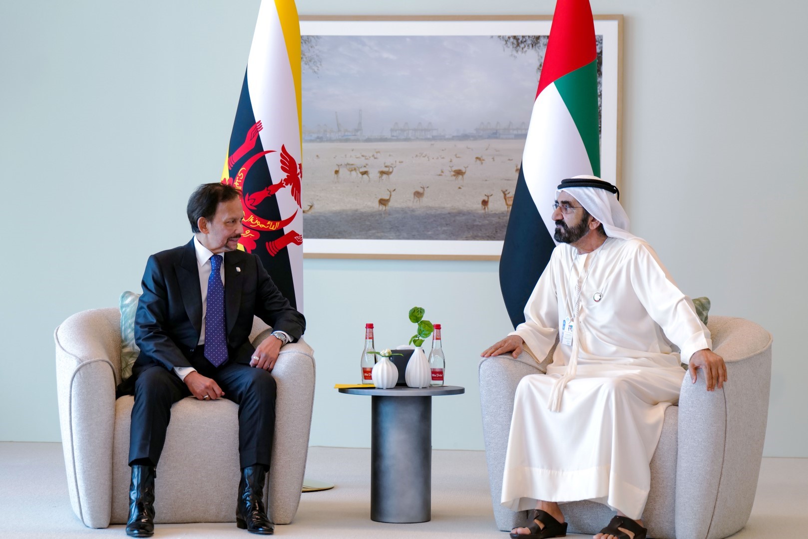 محمد بن راشد يلتقي سلطان بروناي على هامش القمة العالمية للحكومات 2022