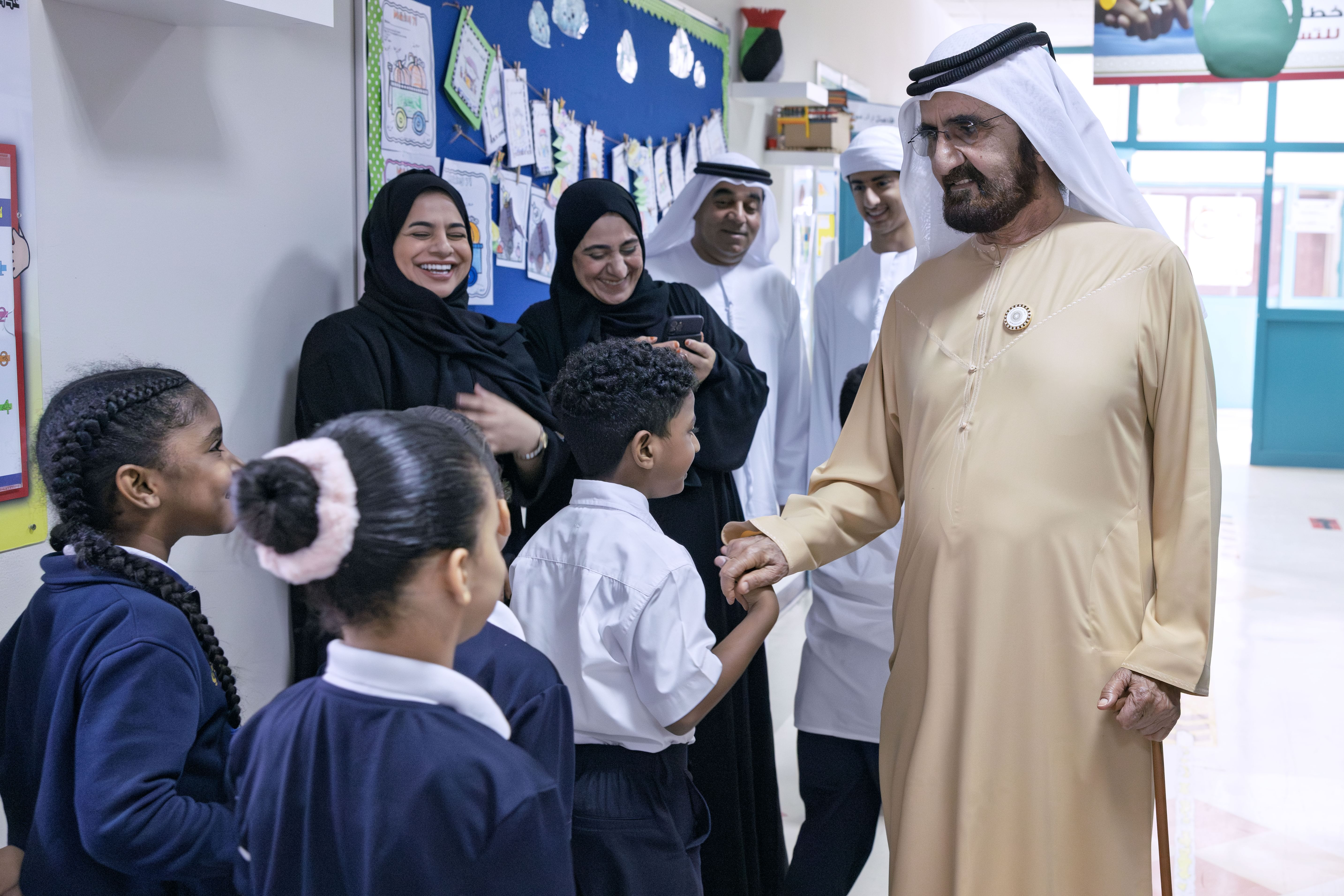 خلال زيارته مدرسة الإبداع في دبي .. محمد بن راشد: من المدرسة تبدأ مسيرة التطوير .. وبالعلم نصنع أجيالا تتحدى المستحيل