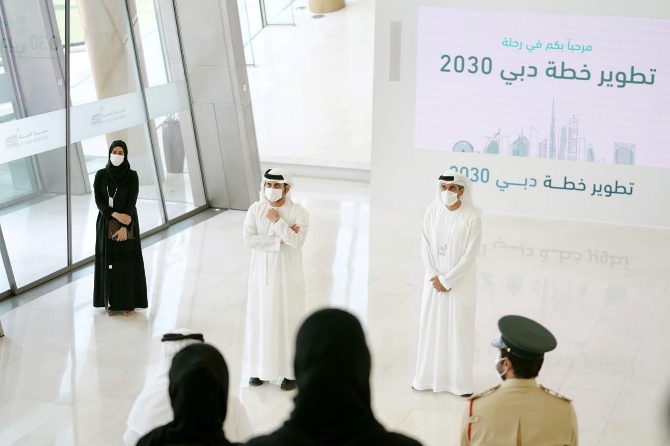 مكتوم بن محمد يلتقي فريق عمل تطوير خطة دبي 2030