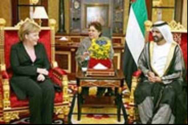 محمد بن راشد يحضر تخريج الدفعة 13 في الجامعة الأمريكية 