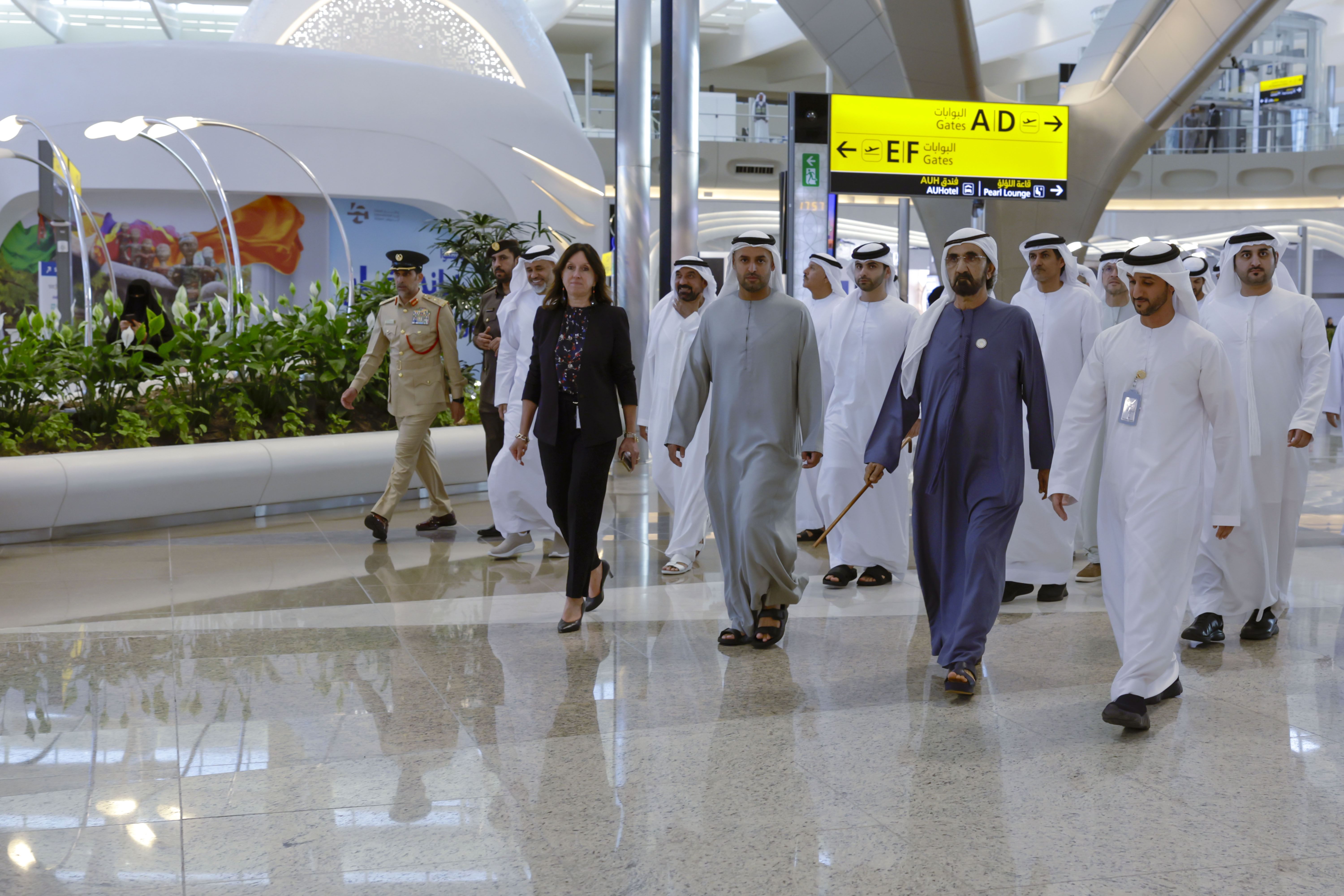 خلال زيارته مطار زايد الدولي.. محمد بن راشد: الإمارات ستظل محوراً رئيساً لحركة السفر العالمية