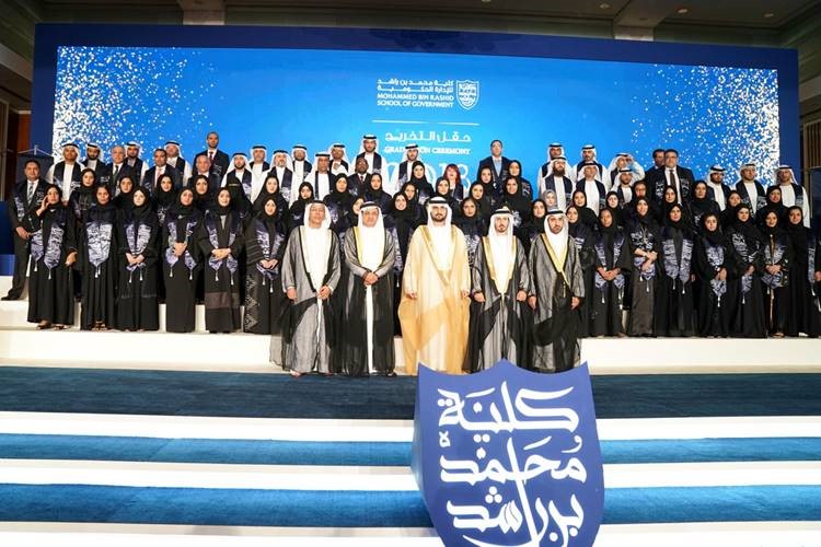 مكتوم بن محمد يشهد تخريج الدفعة الخامسه من كلية محمد بن راشد للإدارة الحكومية