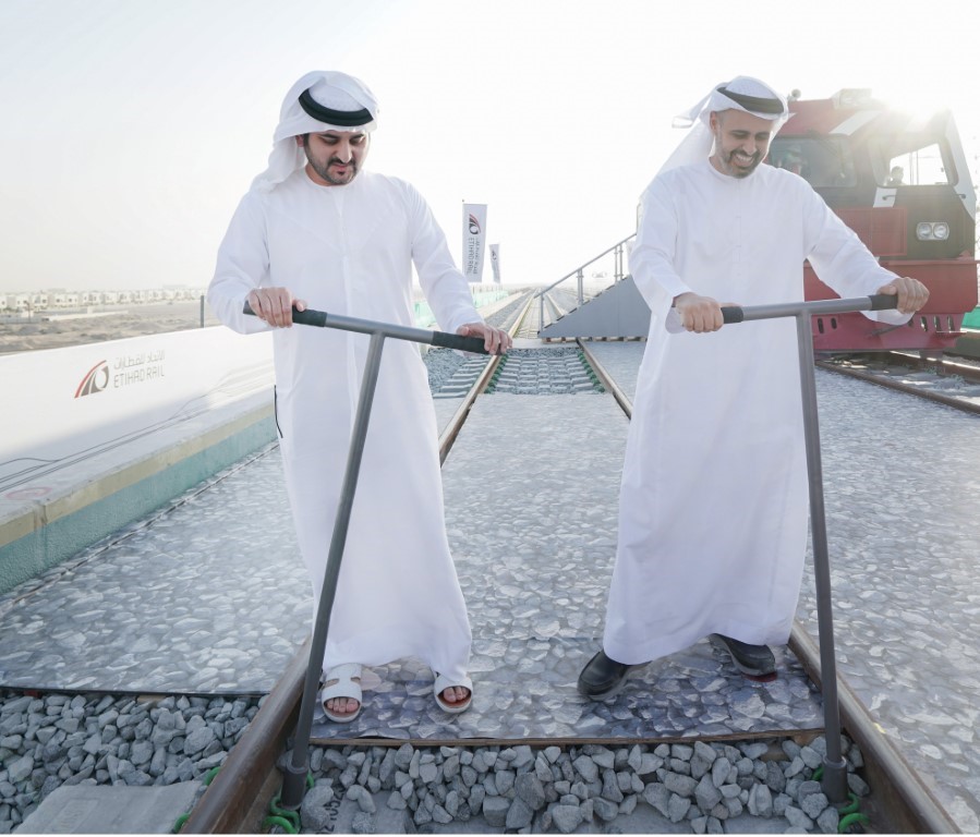 مكتوم بن محمد بن راشد وذياب بن محمد بن زايد يشهدان ربط إماراتي أبوظبي ودبي بخط قطار مباشر ضمن شبكة "قطار الاتحاد"