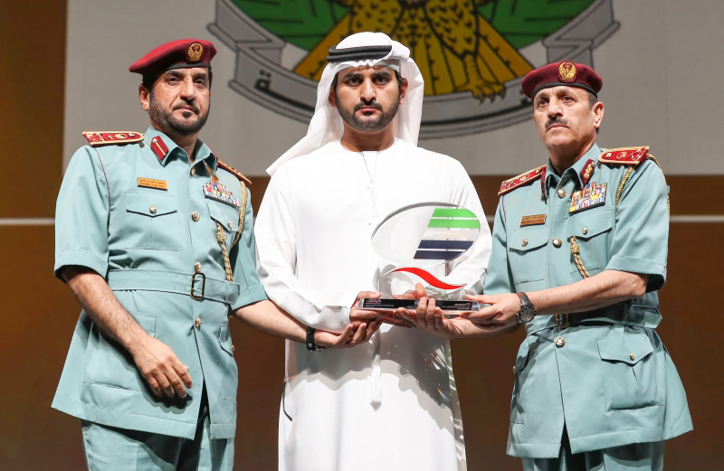 مكتوم بن محمد يكرّم الفائزين بجوائز التميز لقطاع الأعمال