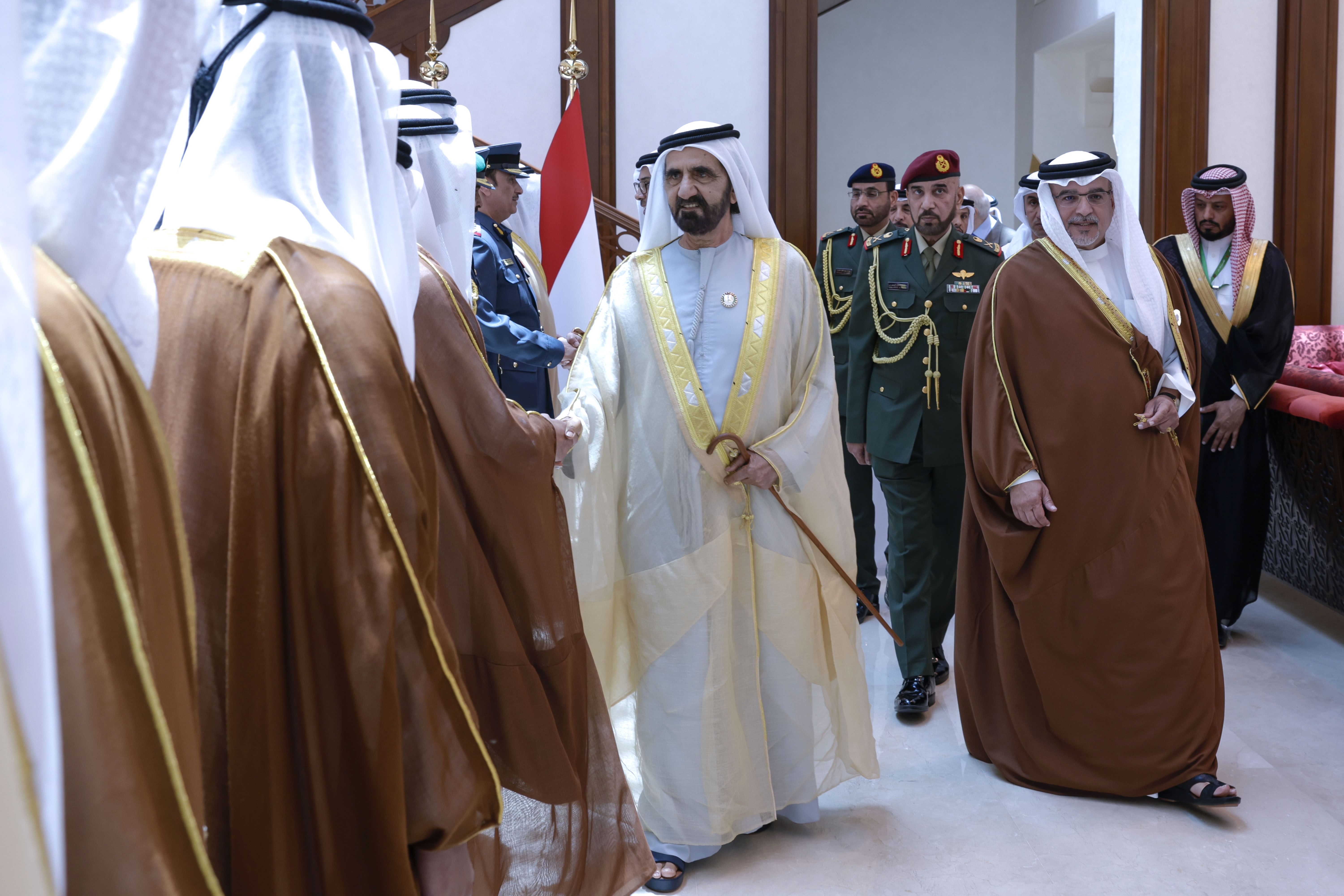 محمد بن راشد يصل المنامة للمشاركة في القمة العربية الـ 33 يرافقه منصور بن زايد وولي عهد البحرين في مقدمة المستقبلين