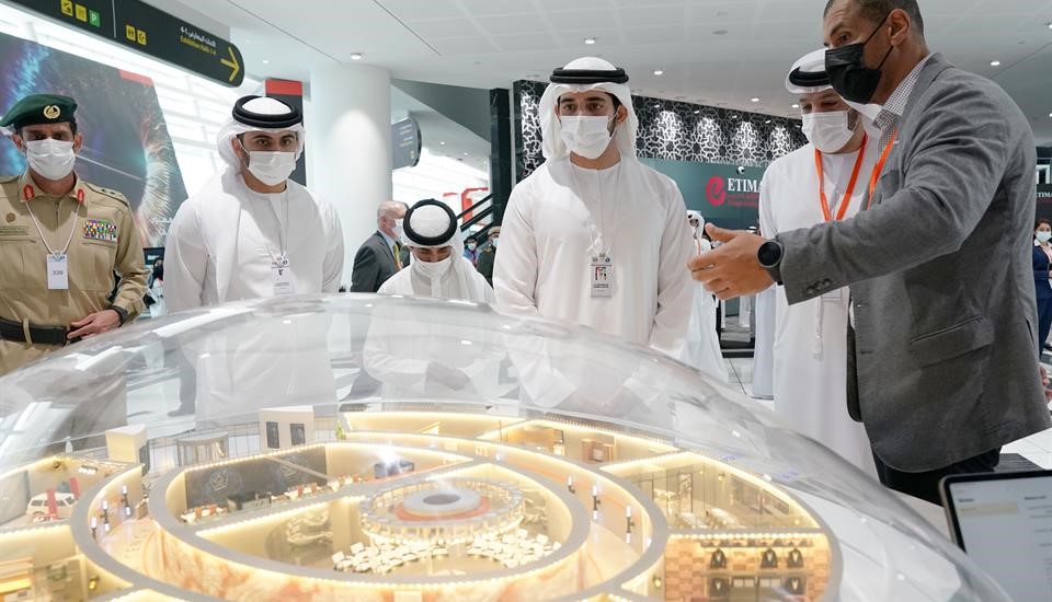 حمدان بن محمد يزور معرضي "آيدكس" و "نافدكس"