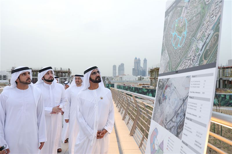 محمد بن راشد يرافقه حمدان بن محمد يتفقد مشروع الحي الاول في مدينة محمد بن راشد