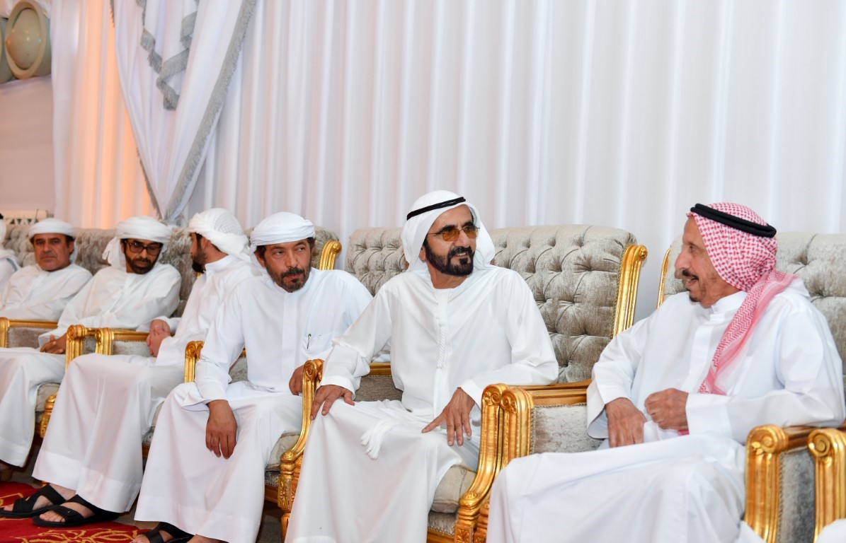 محمد بن راشد يقدم واجب العزاء في وفاة النعيمة الكتبي