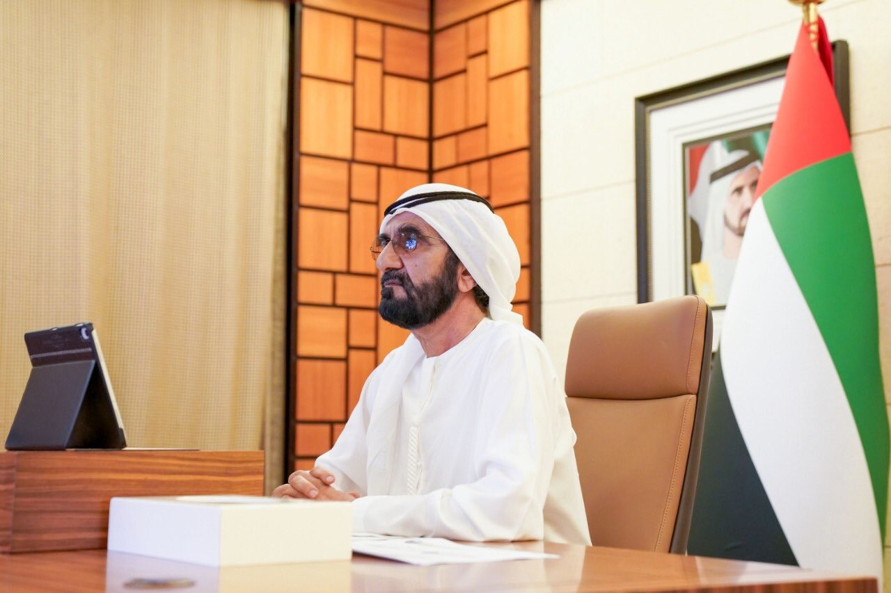 محمد بن راشد يعقد اجتماعاً عن بُعد مع وزير الخارجية ومجموعة من سفراء الإمارات