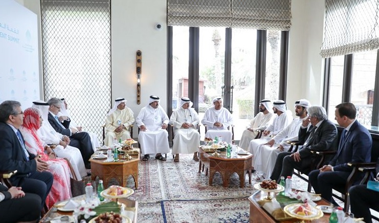 محمد بن راشد يستقبل عمداء مدن ورؤساء بلديات مشاركين في القمة العالمية للحكومات