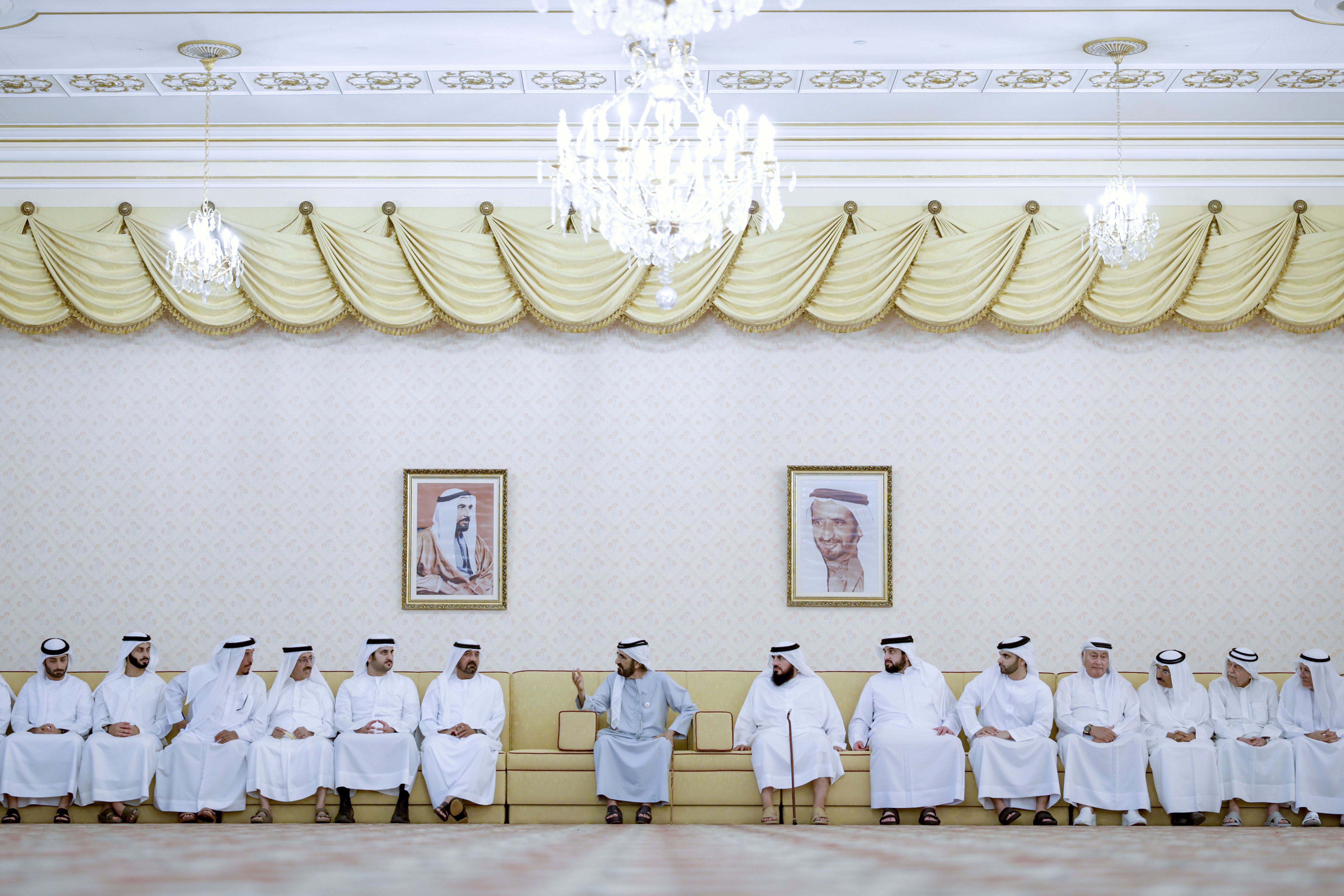 محمد بن راشد يلتقي أعيان البلاد ورجال الأعمال والمستثمرين