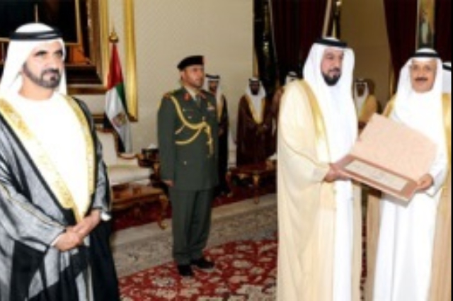 محمد بن راشد يقوم بجولة تفقدية في ديوان سمو الحاكم.