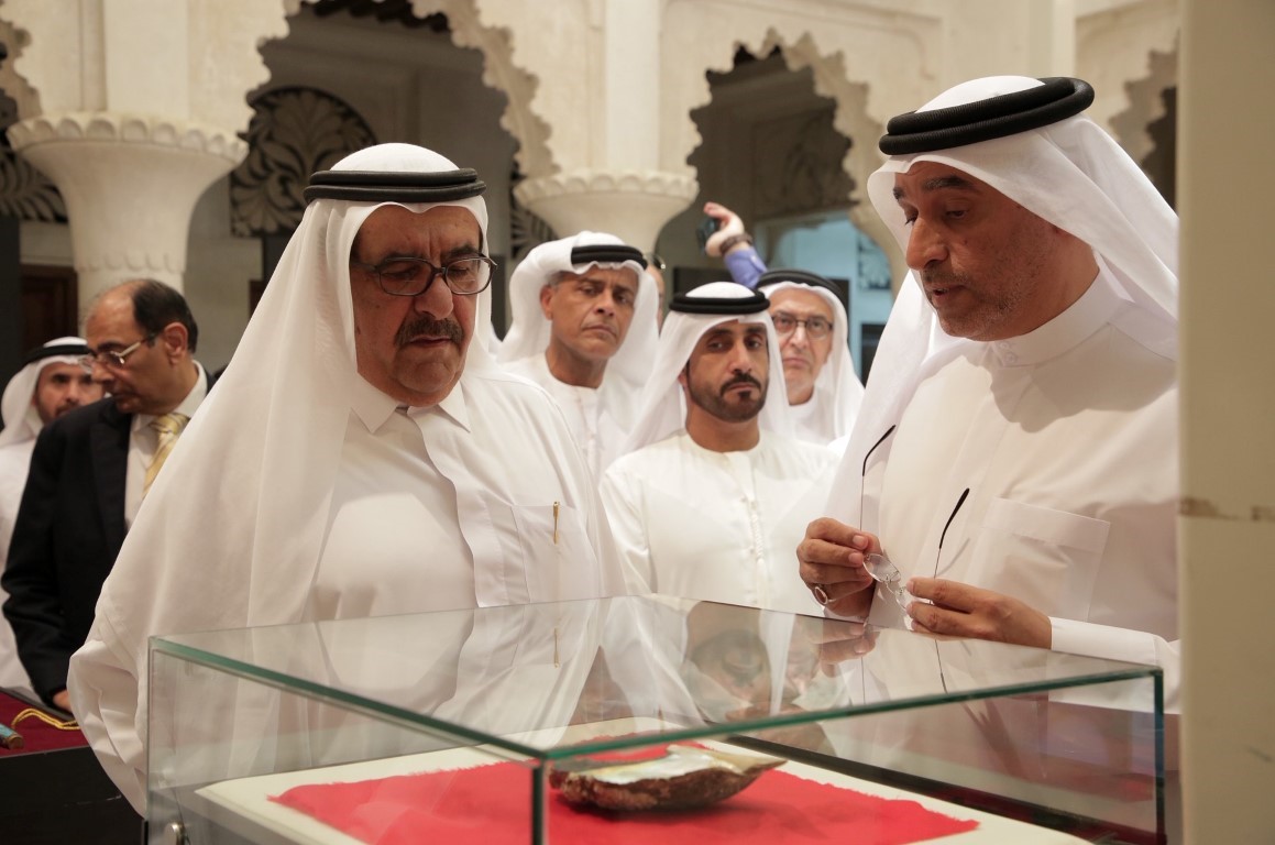 حمدان بن راشد يشهد افتتاح معرض "نوادر اللؤلؤ" بحي الفهيدي في دبي