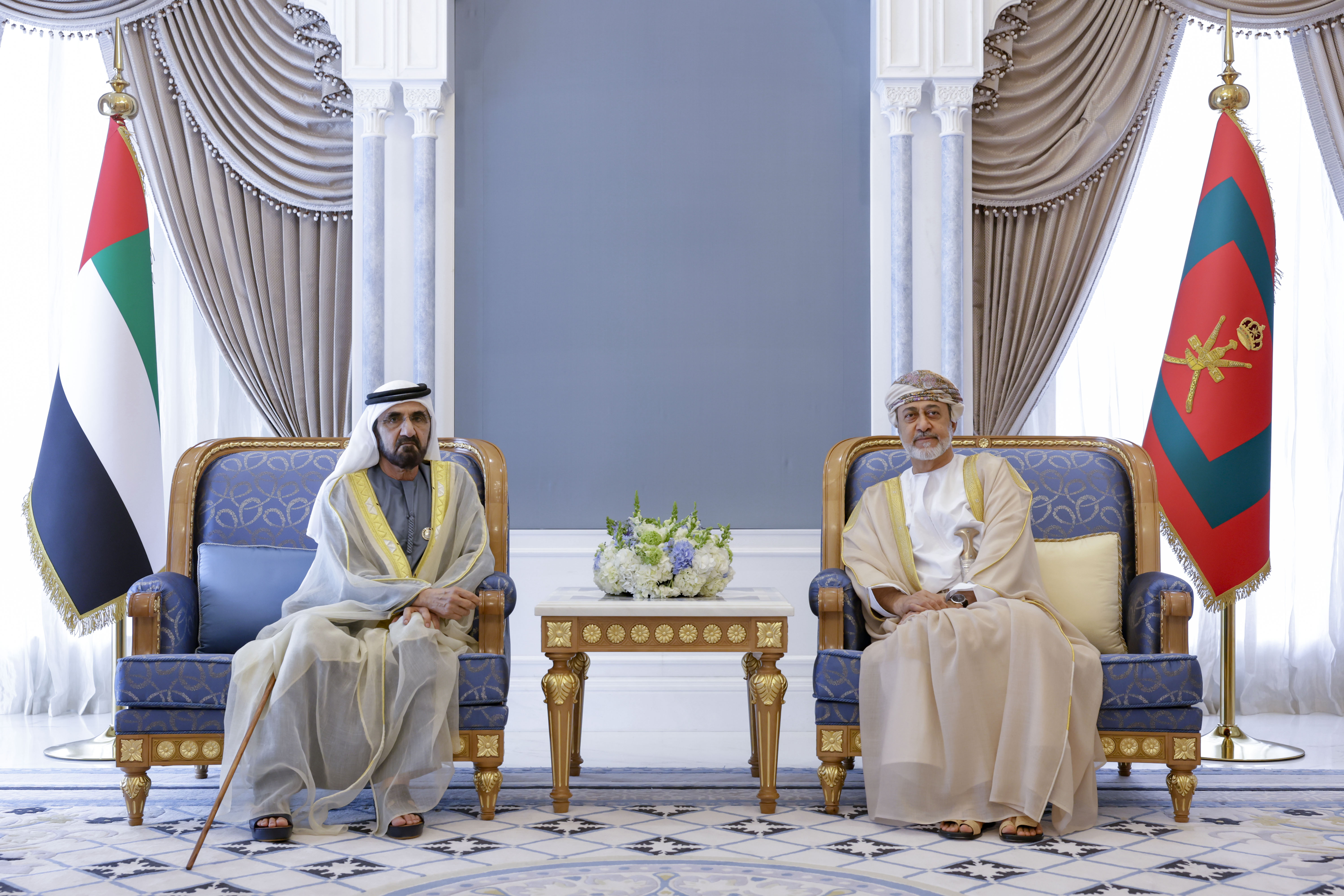 محمد بن راشد يلتقي سلطان عمان ويبحث معه آفاق التعاون وسبل تعزيزه في مختلف المجالات