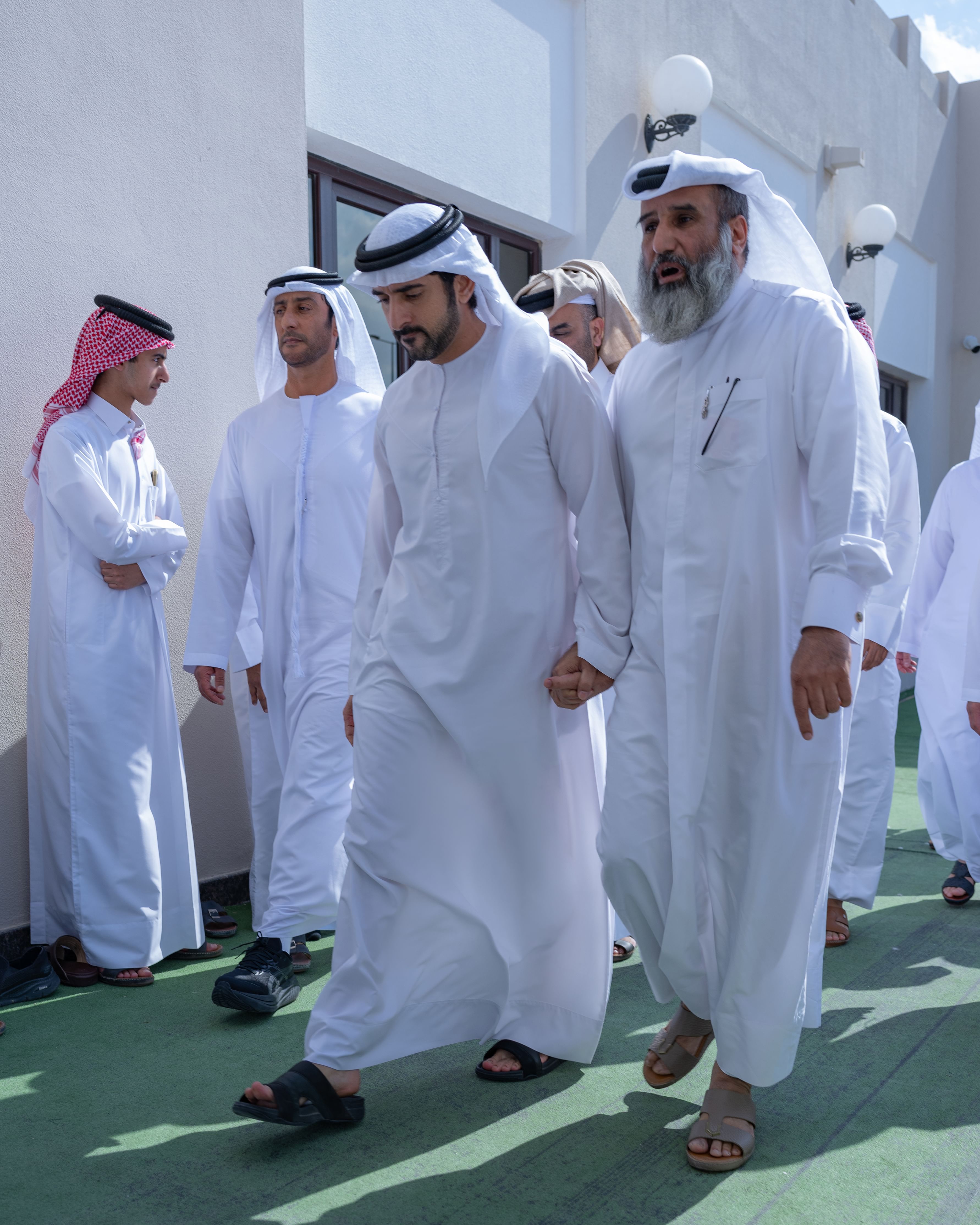 حمدان بن محمد يحضر تشييع جثمان علي مبارك آل فراج