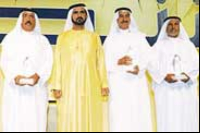 Mohammed bin Rashid honors officials from the first generation 