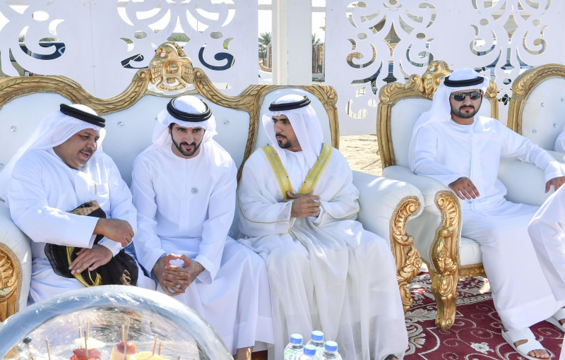 حمدان ومكتوم بن محمد يحضران حفل زفاف مواطنين