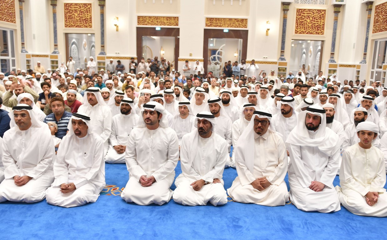 مكتوم بن محمد يفتتح مسجد الشيخ راشد بن محمد في " القوز"