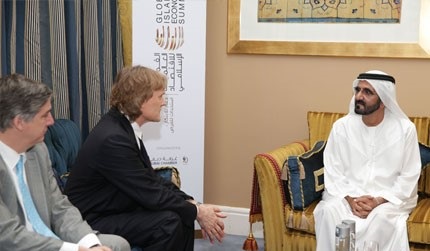 محمد بن راشد ونظيره الياباني يشهدان توقيع اتفاقيتين ومذكرة تفاهم