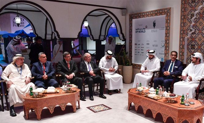 مكتوم بن محمد يلتقي مجلس إدارة جائزة الصحافة العربية
