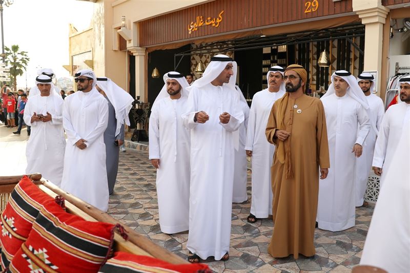 محمد بن راشد يزور القرية العالمية في دبي